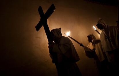 Penitentes de la cofradía del Cristo de la Buena Muerte participan en una procesión en Zamora (España). 