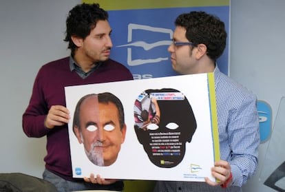 Javier Escribano (izquierda) junto a Borja Carro, presidente de Nuevas Generaciones en Ferrol, el pasado marzo, en la presentación de unas caretas para el carnaval de la organización juvenil del PP.