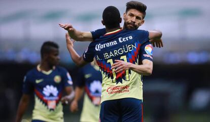 Peralta celebra con Ibargüen un gol de América.