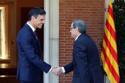 Pedro Sánchez i Quim Torra se saluden a la Moncloa.