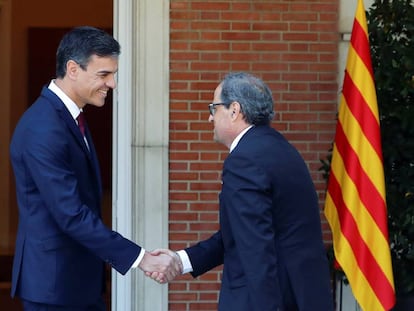 Pedro Sánchez i Quim Torra se saluden a la Moncloa.