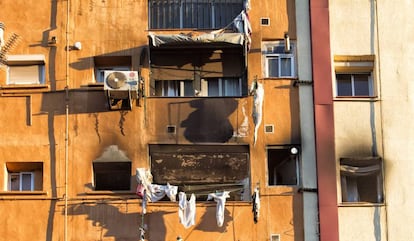 L'edifici que va cremar a Sant Roc, una setmana després.