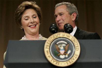 Bush mira a Laura mientras ella habla durante la cena de la Asociación de Corresponsales de la Casa Blanca.