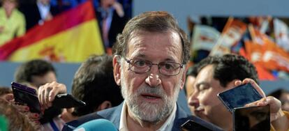 El presidente del Gobierno, Mariano Rajoy, atiende a los medios de comunicaci&oacute;n durante la Convenci&oacute;n Nacional del PP