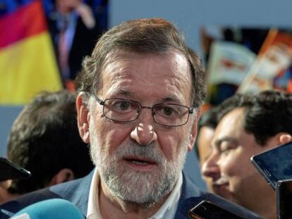 El presidente del Gobierno, Mariano Rajoy, atiende a los medios de comunicaci&oacute;n durante la Convenci&oacute;n Nacional del PP