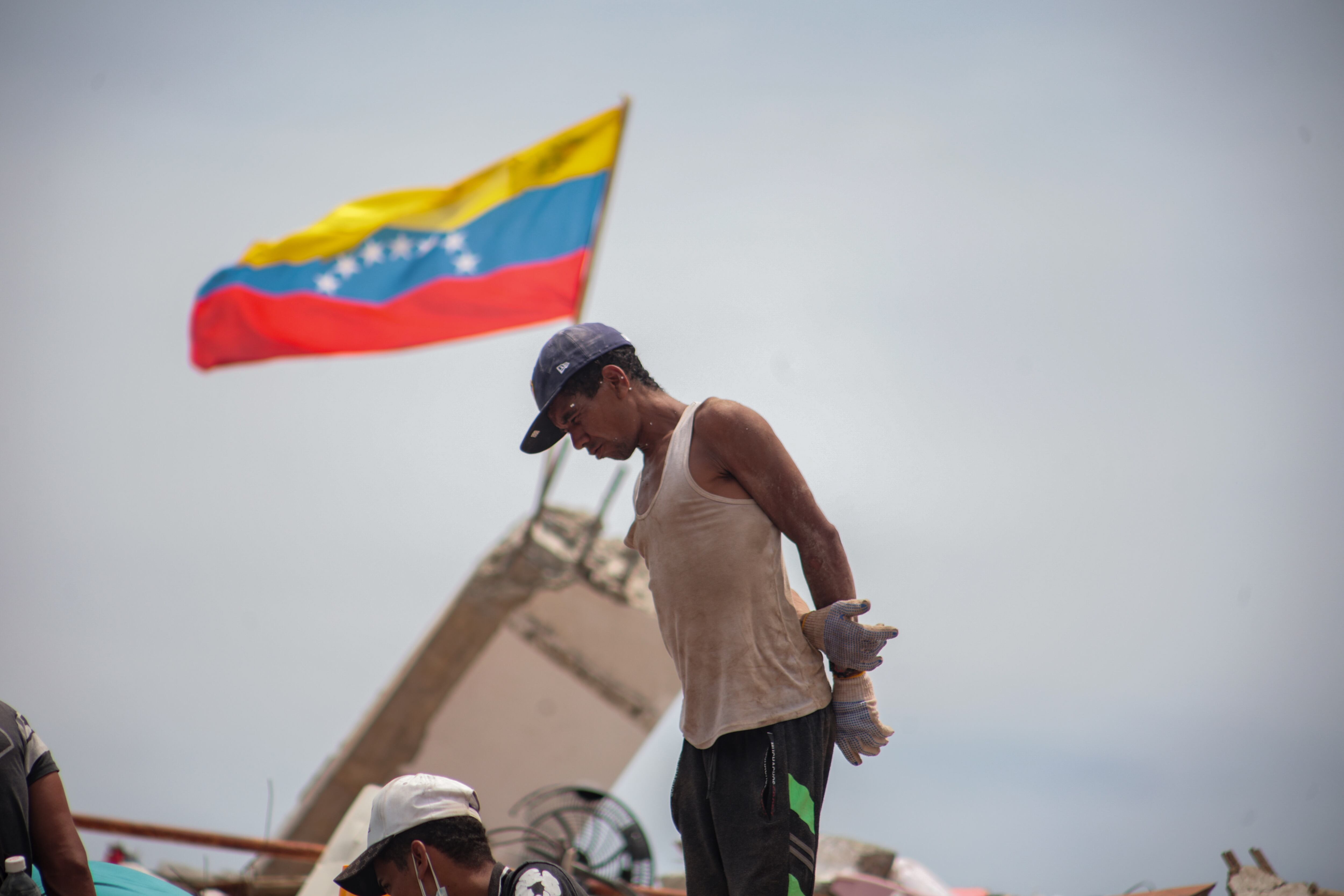 Un civil observa las labores de búsqueda y rescate en Tanaguarena, Caraballeda, estado La Guaira (Venezuela).