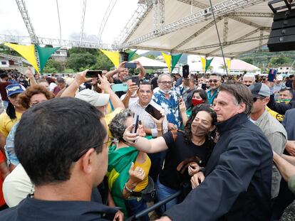 El presidente brasileño Jair Bolsonaro se fotografía con seguidores en Miracatau, el 13 de octubre.