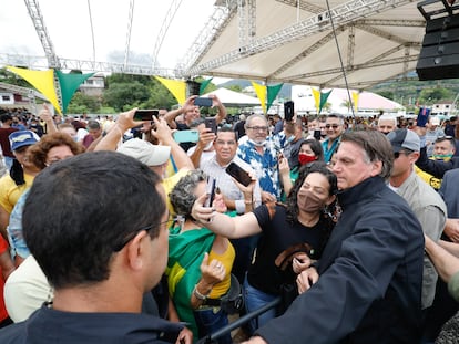 O presidente Jair Bolsonaro tira foto com apoiadores em Miracatau (SP), no dia 13 de outubro, durante entrega de títulos de propriedades rurais.