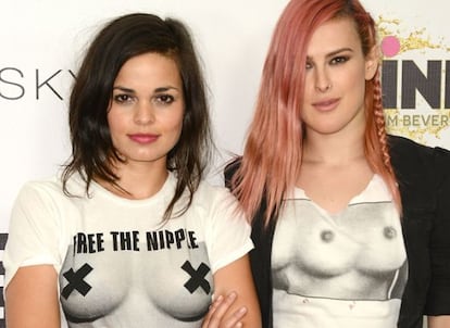 A diretora e Rumer Willis, em uma festa para arrecadar fundos para o filme, em junho.