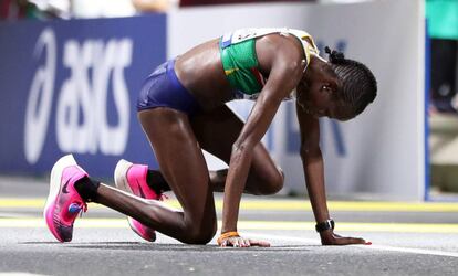 Helalia Johannes, da Namíbia, terceira classificada na maratona, após cruzar a linha de chegada.