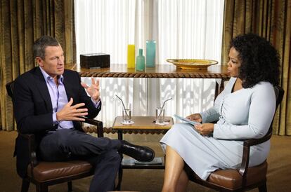 Oprah viajó a Texas para hablar con Lance Armstrong en 2013. El ciclista, ganador de siete Tours de Francia, había estado en el ojo del huracán durante años por las acusaciones de dopaje vertidas sobre él por compañeros, periodistas y, en 2012, la agencia norteamericana antidopaje. Él lo había negado durante años. Cuando Oprah le pidió que respondiese a sus preguntas, sencillamente, con un sí o con un no, él obedeció como un niño. Y el resultado es propio de un juicio. Fue así: "¿Alguna vez tomaste sustancias dopantes prohibidas?". "Sí". "¿Alguna vez consumiste EPO?". "Sí". "¿Te hiciste transfusiones de sangre?". "Sí". "¿Utilizaste testosterona, cortisona y hormona del crecimiento?". "Sí". "¿Usaste sustancias prohibidas o transfusiones en todas tus victorias en el Tour?". "Sí". "¿Es posible ganar el Tour de Francia sin doparse, en siete ocasiones seguidas?". "En mi opinión, no". A la siguiente pregunta, Lance rebatió: "¿Puedo ya responder con algo más que sí o no?".