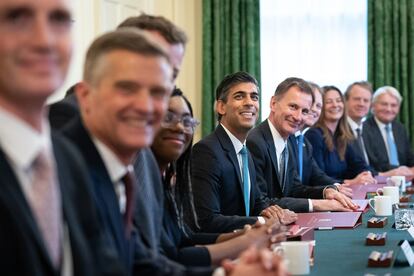 Rishi Sunak (en el centro) reunía este miércoles por primera vez a su nuevo Gobierno en Downing Street
