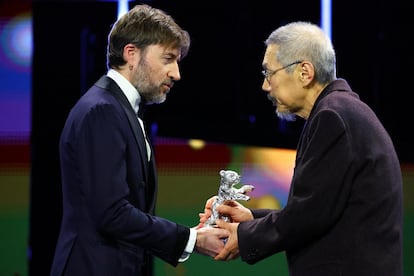 Hong Sangsoo recibe el Gran Premio del Jurado por 'A Traveler's Needs', de manos del director Albert Serra, miembro del jurado oficial.
