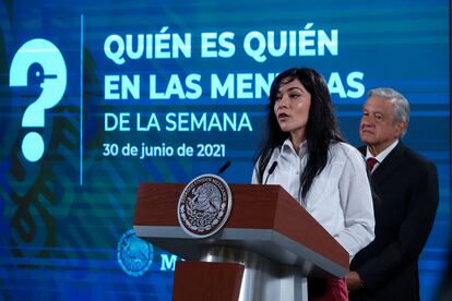López Obrador con Ana Elizabeth García Vilchis, encargada de una sección en sus conferencias mañaneras en las que carga contra noticias que salen en la prensa