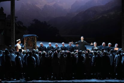 Escena de 'Los maestros cantores de Nuremberg', en el Teatro Real. Con Nicole Chevalier (Eva), Jong Min Park (Veit Pogner), José Antonio López (Fritz Kothner), Paul Schweinester (Kunz Vogelgesang), Albert Casals (Balthasar Zorn), Valeriano Lanchas (Hans Schwarz), Gerald Finley (Sachs), Bjørn Waag (Hermann Ortel), Kyle van Schoonhoven (Ulrich Eisslinger), Jorge Rodríguez-Norton (Agustin Moser), Leigh Melrose (Sixtus Beckmesser) y Coro Titular del Teatro Real. 