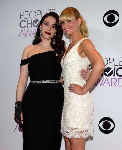 Las actrices Kat Dennings y Beth Behrs, de la serie Dos chicas sin blanca.