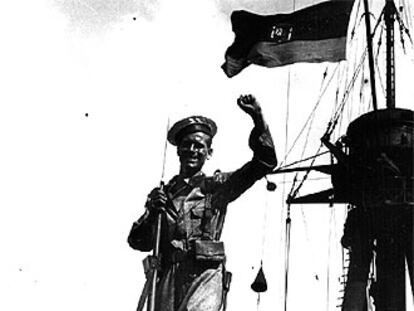 Un marinero levanta el puño, a bordo del <b><i>Jaime I</b></i> en Palma de Mallorca, en julio de 1936.