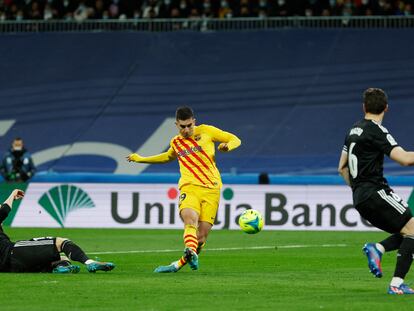 Ferran Torres remata ante Modric y Nacho.