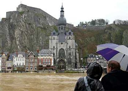 Una pareja observa el nivel del río Meuse a su paso por Dinant, en Bélgica.