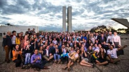 Aspirantes a deputados formados pelo RenovaBR posam em frente ao Congresso em Brasília em uma foto cedida pelo grupo.