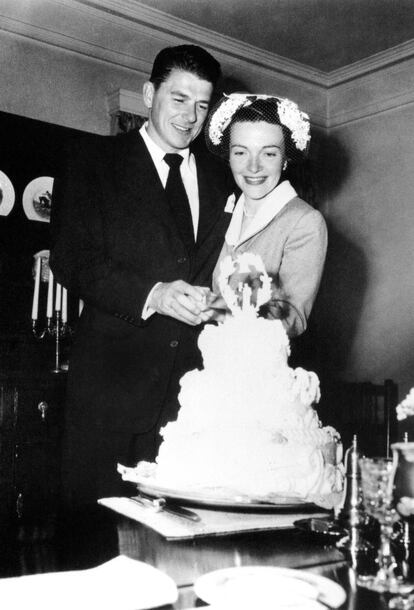 3 de mayor de 1952. Ronald y Nancy cortan la tarta nupcial durante su boda.