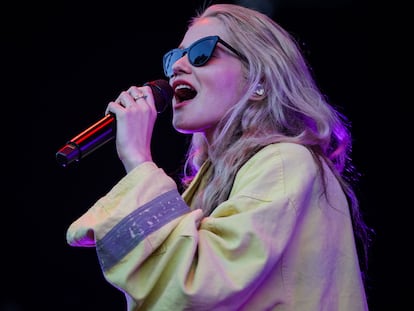 Sky Ferreira durante un concierto en Oporto, Portugal.