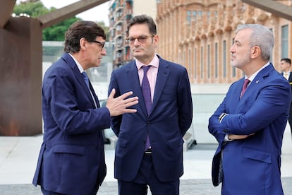 El presidente de la Generalitat, Salvador Illa, conversa con Joseph Oughourlian, presidente del Grupo Prisa, y Jaume Collboni, alcalde de Barcelona. 