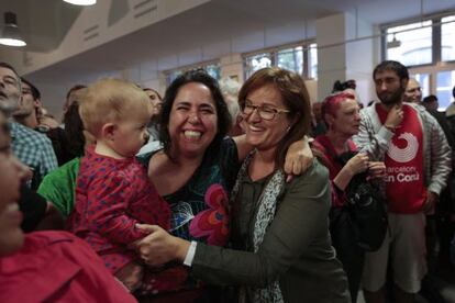 Alegria a la seu de Barcelona en Comú després de conèixer el sondeig de TV3, que dóna com a guanyadora Colau.