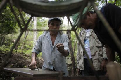 Gregorio Mercado (líder de la Comunidad El Volcán) inspecciona un pozo de agua recientemente construido.