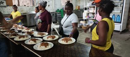 Varias trabajadoras domésticas africanas hacen cola para comer en un almacén abandonado cerca de Beirut, en octubre de 2024.