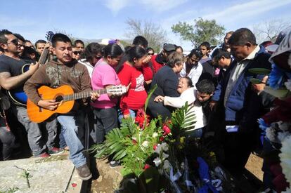 Familiares de Javier Flores, músico del grupo Kombo Kolombia, durante su funeral en el cementerio de San Jorge, Monterrey.