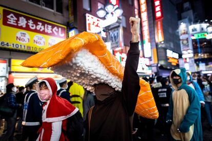 Un hombre disfrazado de sushi de salmón en una calle de Tokio (Japón), el 30 de octubre.