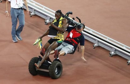 Momento en el que un cámara atropella a Usain Bolt mientras celebraba su triunfo en la final de los 200 metros lisos.