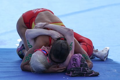 Susana Rodríguez celebra junto a su guía la medalla de oro en triatlón en los Juegos Paralímpicos de París. 