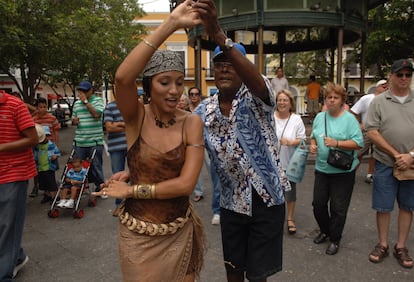 Una pareja bailando salsa en la plaza de Armas del Viejo San Juan. 