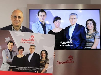 Rodolfo Ares sostiene el cartel de los candidatos vascos en las listas del PSOE al Parlamento europeo.