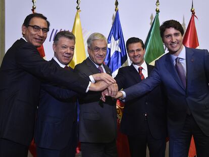Líderes de diferentes países americanos posan para una foto durante la VIII Cumbre de las Américas en Lima, Perú, el 14 de abril de 2018.