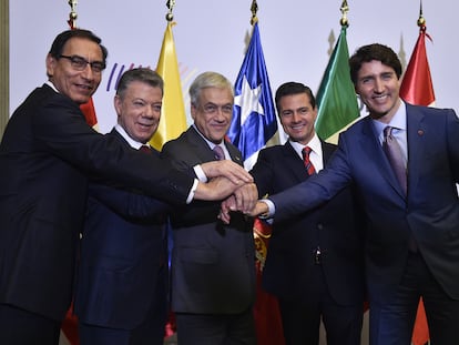 Líderes de diferentes países americanos posan para una foto durante la VIII Cumbre de las Américas en Lima, Perú, el 14 de abril de 2018.