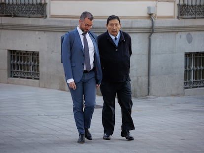 A la derecha, el expresidente del Comité Técnico de Árbitros (CTA), Victoriano Sánchez Arminio, a su llegada este lunes a la Audiencia Nacional.