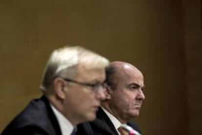 El Ministro de Economía, Luis de Guindos, en conferencia de prensa, hoy, con el vicepresidente de la CE y comisario de Asuntos Económicos, Olli Rehn, en Madrid. EFE  (L) and Spanish Economy Minister Luis de Guindos