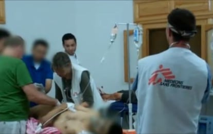 Personal de Médicos Sin Fronteras atiende a un herido en un hospital clandestino al norte de Siria.