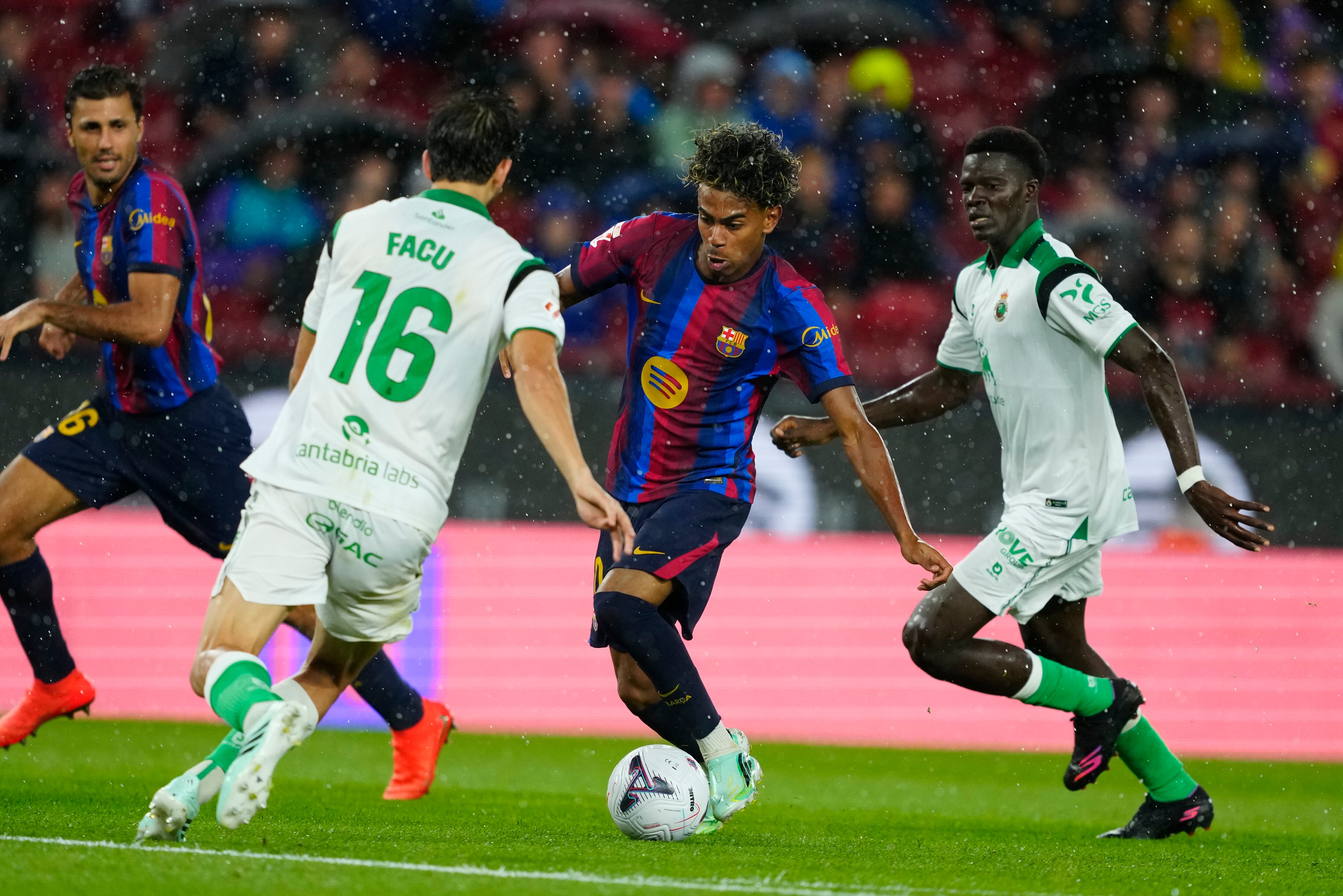 Barcelona - Racing de Santander en directo, el partido de la Liga en vivo |Raphinha anota un triplete tras marcar de penalti
