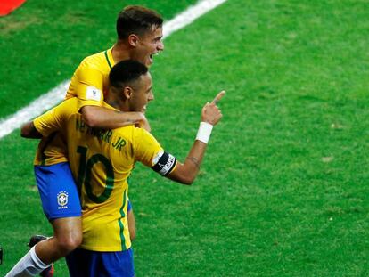 Coutinho celebra con Neymar el segundo gol de Brasil ante Argentina.