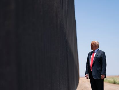 Trump inspecciona una sección del muro, a finales de junio en Arizona.