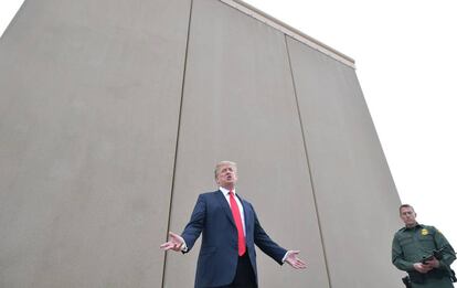 Donald Trump inspeciona muro construído em San Diego, Califórnia.