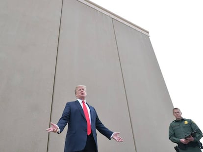 Donald Trump inspeciona muro construído em San Diego, Califórnia.