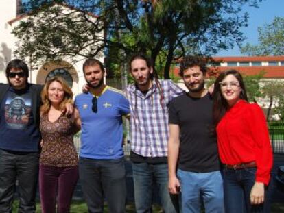 De izquierda a derecha, Tamara Arias, Javier Recio, Juli&aacute;n Lara, &Aacute;ngeles Rein&eacute;, Alexis Morante, Jos&eacute; Villalobos, Sergio Abuja y Roc&iacute;o Mesa, en la Biblioteca Margaret Herrick de la Academy of Motion Picture Arts and Sciences, AMPAS, cuya torre se inspira en la Giralda de Sevilla.