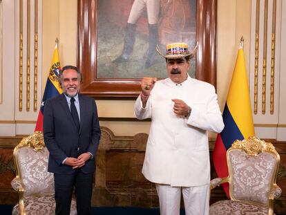 Nicolás Maduro luce el popular sombrero 'vueltiao', típico del Caribe colombiano, durante la reunión con Armando Benedetti, en Caracas, el pasado 29 de agosto.