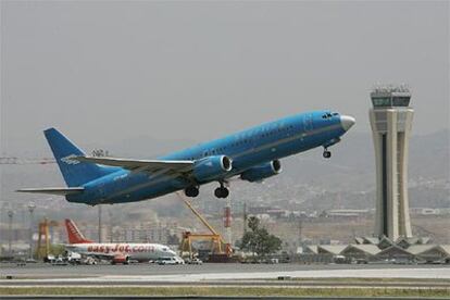 Aviones de compañías de bajo coste en el aeropuerto Pablo Picasso de Málaga.