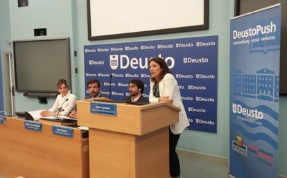 De izquierda a derecha, María Ubarrechena, directora de Economía Social en el Gobierno vasco, Roberto San Salvador, vicerrector de la Universidad de Deusto, Iñigo Olaizola, de Fomento de San Sebastián y Anais Iglesias, responsable de Deusto Entrepreneurship Centre en la rueda de prensa de esta mañana.